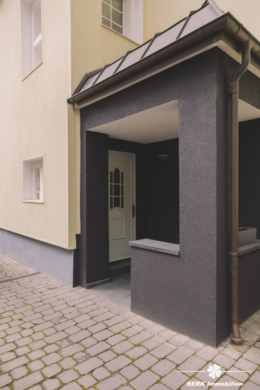 BERK Immobilien – charmante Stilaltbau-Villa mit 3,5 Einheiten in top Lage von HU, direkt an der Kinzig - Hauseingang (107323)