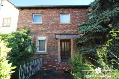 BERK Immobilien – bebautes Bauträgergrundstück + Gartengrundstück in begehrter Main-Lage - Frontansicht Wohnhaus (116086)