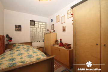 BERK Immobilien – bebautes Bauträgergrundstück + Gartengrundstück in begehrter Main-Lage - Schlafzimmer (108205)