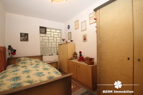 BERK Immobilien – bebautes Bauträgergrundstück + Gartengrundstück in begehrter Main-Lage - Schlafzimmer (116090)