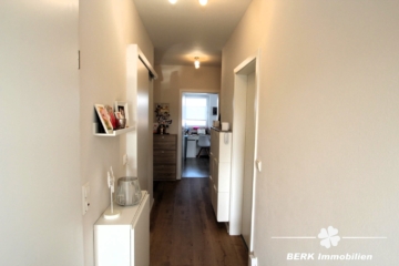 BERK Immobilien – Ruhige Feldrandlage! Moderne 3-Zimmer-Wohnung mit Balkon & Stellplatz - Diele (117697)