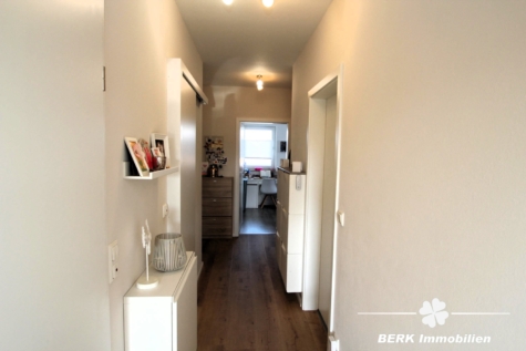 BERK Immobilien – Ruhige Feldrandlage! Moderne 3-Zimmer-Wohnung mit Balkon & Stellplatz - Diele (117697)