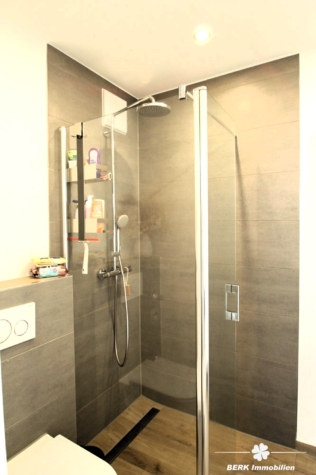 BERK Immobilien – Ruhige Feldrandlage! Moderne 3-Zimmer-Wohnung mit Balkon & Stellplatz - Bad mit bodentiefer Dusche (117701)