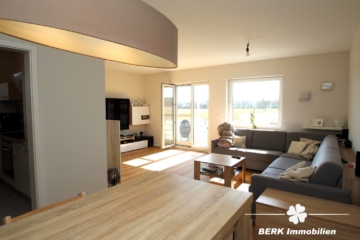 BERK Immobilien – Ruhige Feldrandlage! Moderne 3-Zimmer-Wohnung mit Balkon & Stellplatz - Wohn-Essbereich (117695)