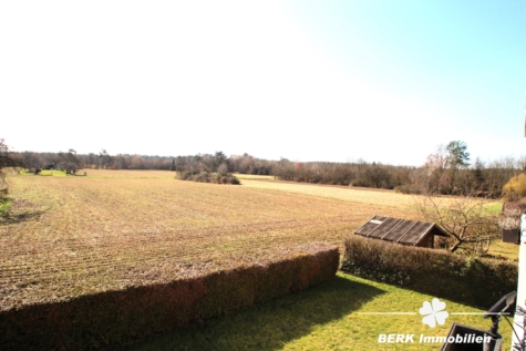 BERK Immobilien – Ruhige Feldrandlage! Moderne 3-Zimmer-Wohnung mit Balkon & Stellplatz - Aussicht vom Balkon (117705)