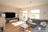 Wohnbereich - BERK Immobilien – Ruhige Feldrandlage! Moderne 3-Zimmer-Wohnung mit Balkon & Stellplatz