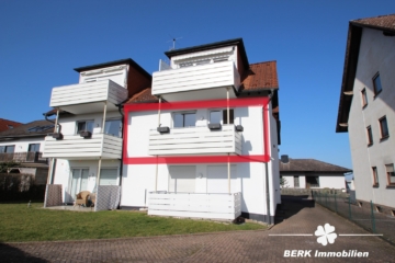 BERK Immobilien – Ruhige Feldrandlage! Moderne 3-Zimmer-Wohnung mit Balkon & Stellplatz - Hausansicht (117693)