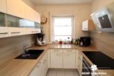 Küche mit EBK - BERK Immobilien – Ruhige Feldrandlage! Moderne 3-Zimmer-Wohnung mit Balkon & Stellplatz