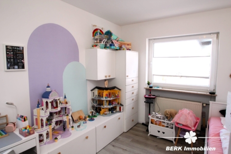 BERK Immobilien – Ruhige Feldrandlage! Moderne 3-Zimmer-Wohnung mit Balkon & Stellplatz - Schlafzimmer 1 (117702)