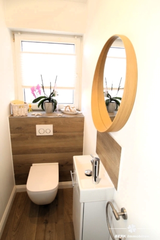 BERK Immobilien – Ruhige Feldrandlage! Moderne 3-Zimmer-Wohnung mit Balkon & Stellplatz - Gäste-WC (117700)