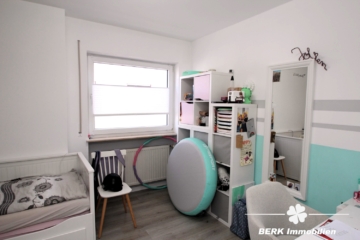 BERK Immobilien – Ruhige Feldrandlage! Moderne 3-Zimmer-Wohnung mit Balkon & Stellplatz - Schlafzimmer 2 (117703)