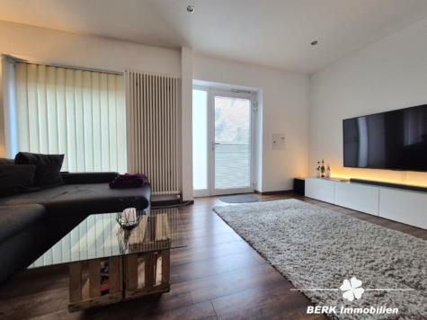 *VERKAUFT* BERK Immobilien – bezugsfertige 3-Zimmer-Wohnung mit privaten, wohnungseigenen Kellerräumen - Wohnbereich mit Zugang zu Terrasse/Treppenabgang (118248)