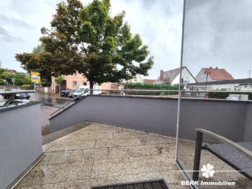 BERK Immobilien – bezugsfertige 3-Zimmer-Wohnung mit privaten, wohnungseigenen Kellerräumen - kleine Terrasse/Treppenabgang (111268)