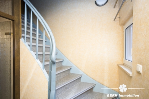 BERK Immobilien – Großes Haus mit Hof und Scheune – ein Anwesen mit vielen Möglichkeiten - Treppe ins OG (129696)