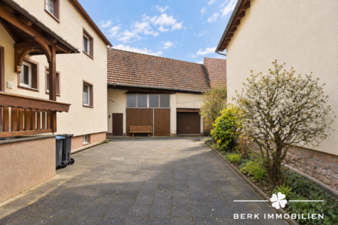 BERK Immobilien – Großes Haus mit Hof und Scheune – ein Anwesen mit vielen Möglichkeiten - Hof (129689)
