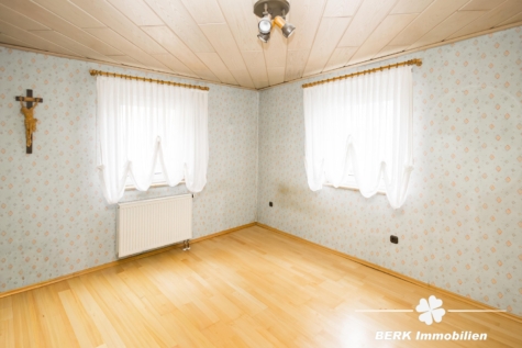 BERK Immobilien – Attraktives Zweifamilienhaus für Familien und Kapitalanleger - EG Zimmer I (120071)