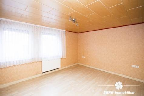 BERK Immobilien – Attraktives Zweifamilienhaus für Familien und Kapitalanleger - OG Wohnzimmer (120075)