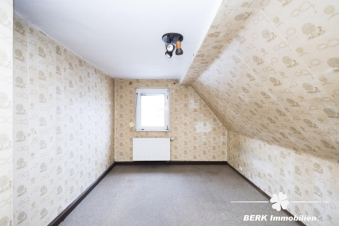 BERK Immobilien – Attraktives Zweifamilienhaus für Familien und Kapitalanleger - DG Zimmer II (120078)