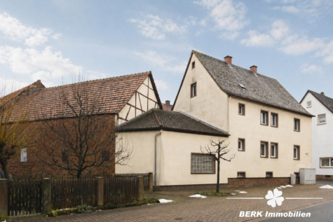 BERK Immobilien – Attraktives Zweifamilienhaus für Familien und Kapitalanleger - Hausansicht - KI optimiert (120066)