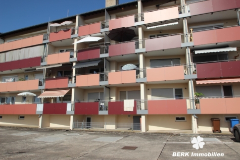BERK Immobilien – Solide Kapitalanlage in naturnaher Lage – vermietete Eigentumswohnung mit Balkon - Hausansicht hinten (125110)