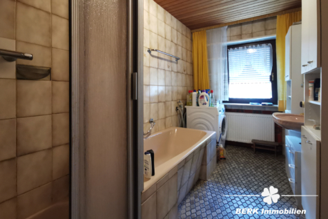 VERKAUFT – BERK Immobilien – MFH, Mehrgenerationenhaus, Anlageobjekt – Gelegenheit in Eschau mit drei Wohnungen - BERK Immobilien - Bad EG (117935)