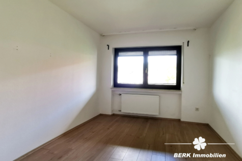 VERKAUFT – BERK Immobilien – MFH, Mehrgenerationenhaus, Anlageobjekt – Gelegenheit in Eschau mit drei Wohnungen - BERK Immobilien - Schlafzimmer OG (117922)