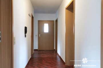 BERK Immobilien – MFH, Mehrgenerationenhaus, Anlageobjekt – Gelegenheit in Eschau mit drei Wohnungen - BERK Immobilien - Flur OG (104934)