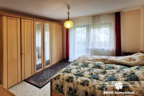 VERKAUFT – BERK Immobilien – MFH, Mehrgenerationenhaus, Anlageobjekt – Gelegenheit in Eschau mit drei Wohnungen - BERK Immobilien - Schlafzimmer EG (117931)