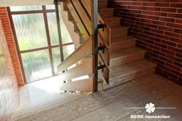 BERK Immobilien – MFH, Mehrgenerationenhaus, Anlageobjekt – Gelegenheit in Eschau mit drei Wohnungen - BERK Immobilien - Treppenhaus (104935)