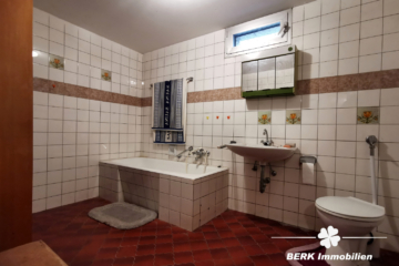 BERK Immobilien – MFH, Mehrgenerationenhaus, Anlageobjekt – Gelegenheit in Eschau mit drei Wohnungen - BERK Immobilien - Bad UG (104945)