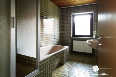 VERKAUFT – BERK Immobilien – MFH, Mehrgenerationenhaus, Anlageobjekt – Gelegenheit in Eschau mit drei Wohnungen - BERK Immobilien - Bad OG (117926)