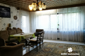 BERK Immobilien – MFH, Mehrgenerationenhaus, Anlageobjekt – Gelegenheit in Eschau mit drei Wohnungen - BERK Immobilien - Wohnzimmer EG (104938)