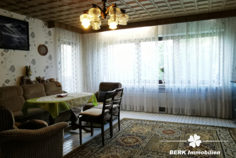 VERKAUFT – BERK Immobilien – MFH, Mehrgenerationenhaus, Anlageobjekt – Gelegenheit in Eschau mit drei Wohnungen - BERK Immobilien - Wohnzimmer EG (117932)