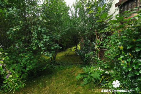 VERKAUFT – BERK Immobilien – MFH, Mehrgenerationenhaus, Anlageobjekt – Gelegenheit in Eschau mit drei Wohnungen - BERK Immobilien - Garten (117944)