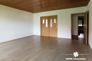 BERK Immobilien – MFH, Mehrgenerationenhaus, Anlageobjekt – Gelegenheit in Eschau mit drei Wohnungen - BERK Immobilien - Wohnzimmer EG (104924)