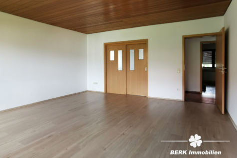 VERKAUFT – BERK Immobilien – MFH, Mehrgenerationenhaus, Anlageobjekt – Gelegenheit in Eschau mit drei Wohnungen - BERK Immobilien - Wohnzimmer EG (117919)