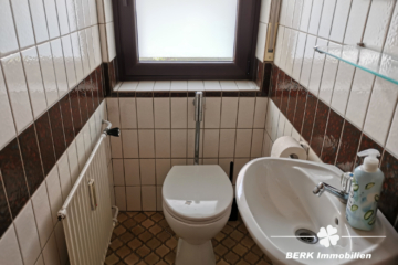 BERK Immobilien – MFH, Mehrgenerationenhaus, Anlageobjekt – Gelegenheit in Eschau mit drei Wohnungen - BERK Immobilien - WC OG (104933)