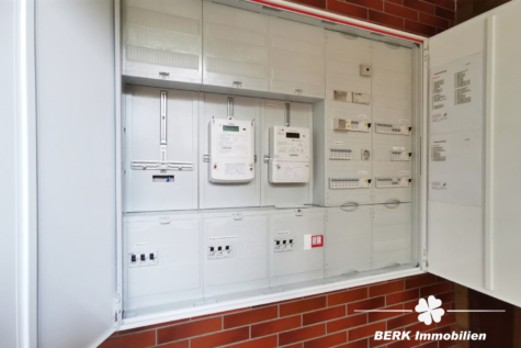 VERKAUFT – BERK Immobilien – MFH, Mehrgenerationenhaus, Anlageobjekt – Gelegenheit in Eschau mit drei Wohnungen - BERK Immobilien - Stromkasten im Treppenhaus UG (117937)