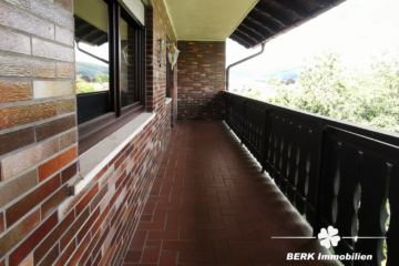 BERK Immobilien – MFH, Mehrgenerationenhaus, Anlageobjekt – Gelegenheit in Eschau mit drei Wohnungen - BERK Immobilien - Balkon OG (104928)