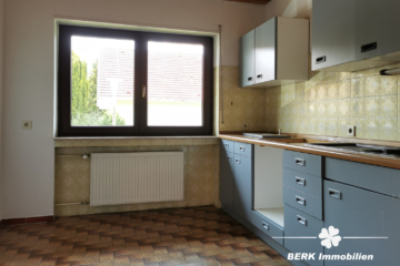 BERK Immobilien – MFH, Mehrgenerationenhaus, Anlageobjekt – Gelegenheit in Eschau mit drei Wohnungen - BERK Immobilien - Küche OG (104930)