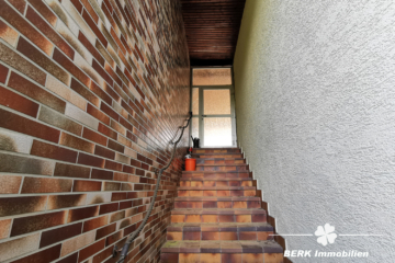 BERK Immobilien – MFH, Mehrgenerationenhaus, Anlageobjekt – Gelegenheit in Eschau mit drei Wohnungen - BERK Immobilien - Treppenabgang neben Garage (104954)