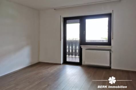 VERKAUFT – BERK Immobilien – MFH, Mehrgenerationenhaus, Anlageobjekt – Gelegenheit in Eschau mit drei Wohnungen - BERK Immobilien - Schlafzimmer OG (117921)