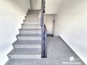 *VERKAUFT* BERK Immobilien – modern, lichtdurchflutet und zentral: 3-Zimmer-Wohnung in Goldbach - Treppenhaus (106493)