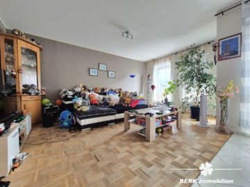 *VERKAUFT* BERK Immobilien – modern, lichtdurchflutet und zentral: 3-Zimmer-Wohnung in Goldbach - Wohnbereich (106486)