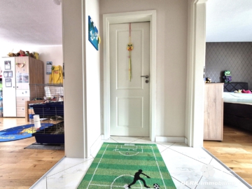 *VERKAUFT* BERK Immobilien – modern, lichtdurchflutet und zentral: 3-Zimmer-Wohnung in Goldbach - Flur (106488)