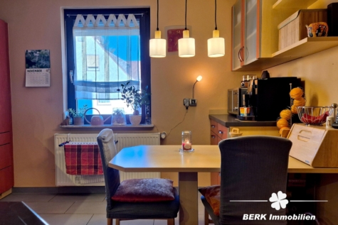BERK Immobilien – Wohnen und Ausbauen auf einem großzügigen Grundstück mit ca. 1.283 m² - Küche Essbereich (123827)