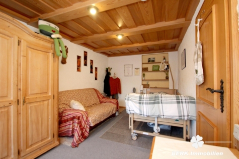 BERK Immobilien – Wohnen und Ausbauen auf einem großzügigen Grundstück mit ca. 1.283 m² - Gästezimmer (123830)