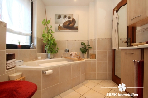 BERK Immobilien – Wohnen und Ausbauen auf einem großzügigen Grundstück mit ca. 1.283 m² - Badzimmer (123831)