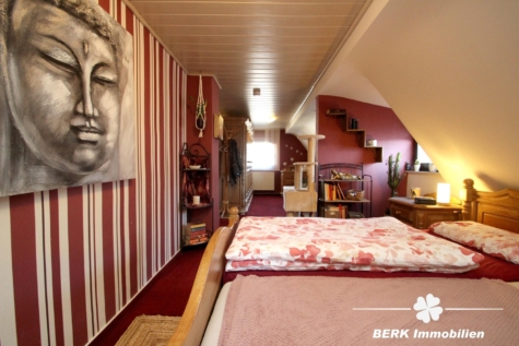 BERK Immobilien – Wohnen und Ausbauen auf einem großzügigen Grundstück mit ca. 1.283 m² - Schlafzimmer (123833)