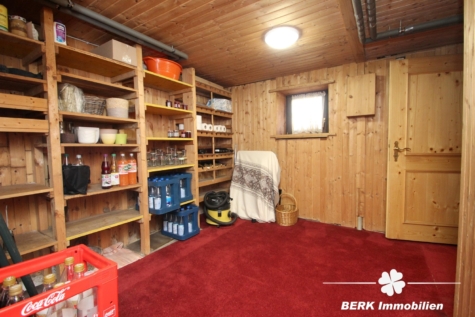 BERK Immobilien – Wohnen und Ausbauen auf einem großzügigen Grundstück mit ca. 1.283 m² - Lagerraum KG (123835)
